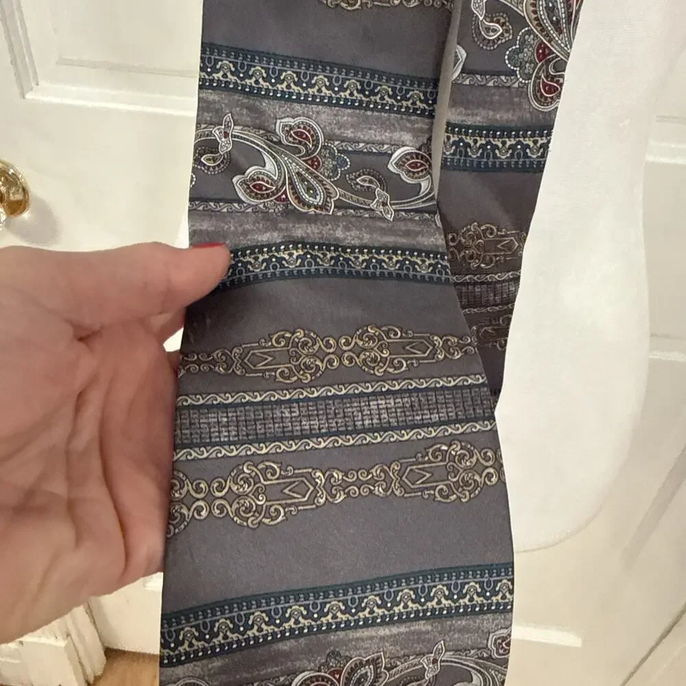 Men’s Arrow Brand Silk Gray Paisley Pattern Tie
